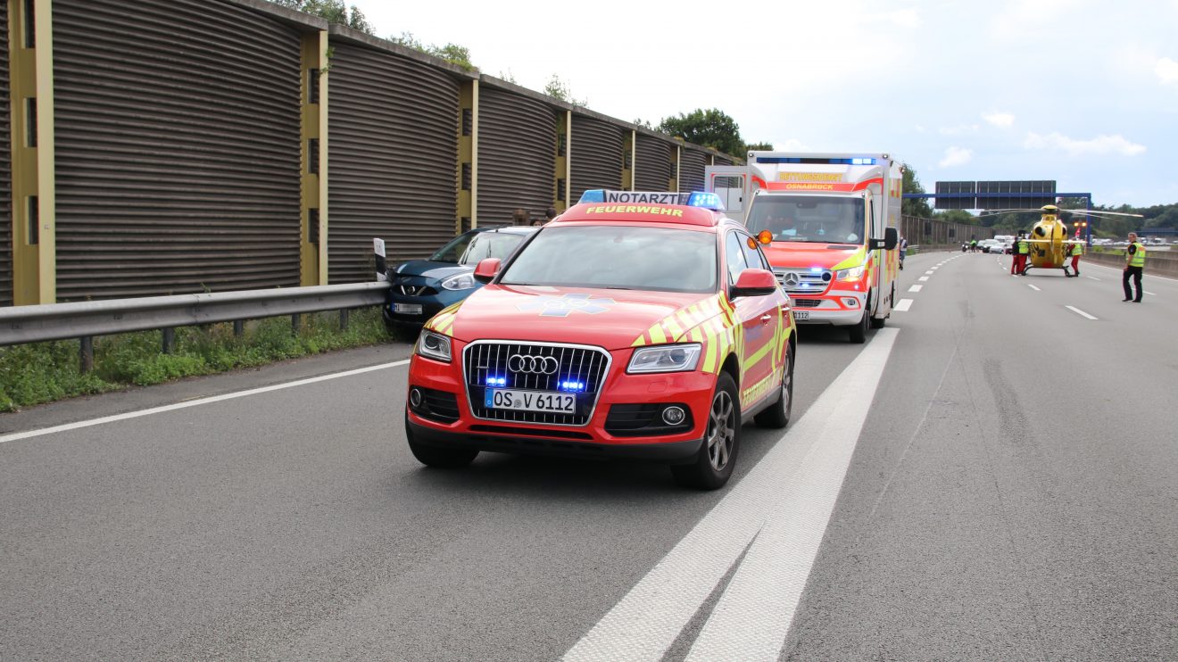 An der Anschlussstelle Osnabrück-Nord in Wallenhorst hat sich am Samstagnachmittag schwerer Verkehrsunfall ereignet. Auch ein Rettungshubschrauber war im Einsatz. Foto: Marc Dallmöller / md-foto.com