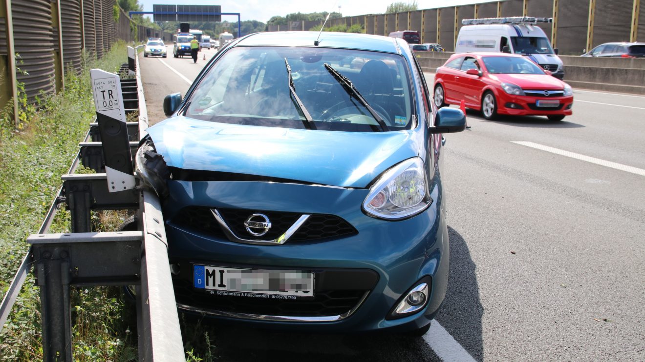 An der Anschlussstelle Osnabrück-Nord in Wallenhorst hat sich am Samstagnachmittag schwerer Verkehrsunfall ereignet. Auch ein Rettungshubschrauber war im Einsatz. Foto: Marc Dallmöller / md-foto.com