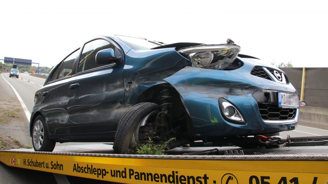 An der Anschlussstelle Osnabrück-Nord in Wallenhorst hat sich am Samstagnachmittag schwerer Verkehrsunfall ereignet. Auch ein Rettungshubschrauber war im Einsatz. Foto: Marc Dallmöller / md-foto.com