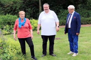 Marlies Robben, Holger Pellmann und Alfred Lindner (von links) im Garten des Dulings Hofs. Foto: CDU Wallenhorst