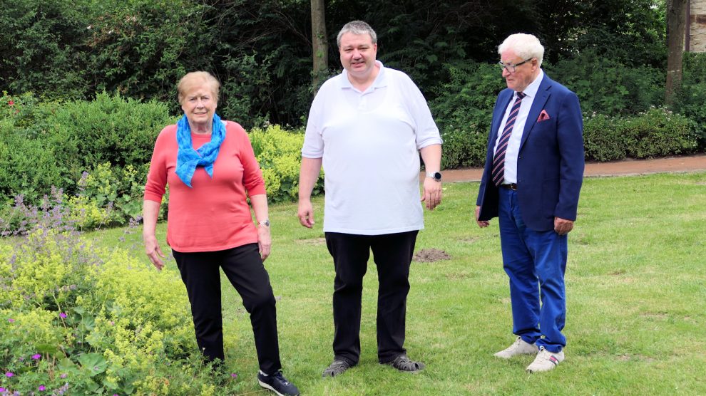 Marlies Robben, Holger Pellmann und Alfred Lindner (von links) im Garten des Dulings Hofs. Foto: CDU Wallenhorst