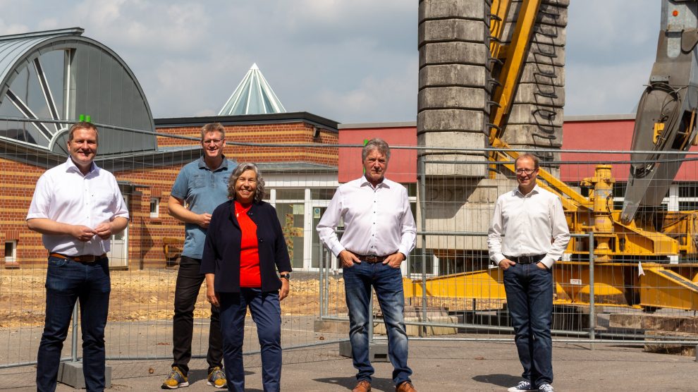 Freuen sich über den Beginn der Bauarbeiten am Andreaskindergarten in Hollage-Ost: (v.l.) Guido Pott, Hauke Klein, Ulrike Gering, Hubert Pohlmann und Jochen Klein. Foto: SPD Wallenhorst