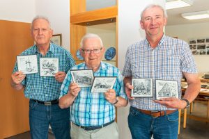 Josef Torbecke, Bernhard Langemeyer und Reinhard Büter (von links) mit sechs Exemplaren der Kacheln, die das Heimatarchiv an Interessierte verschenkt. Foto: André Thöle / Gemeinde Wallenhorst