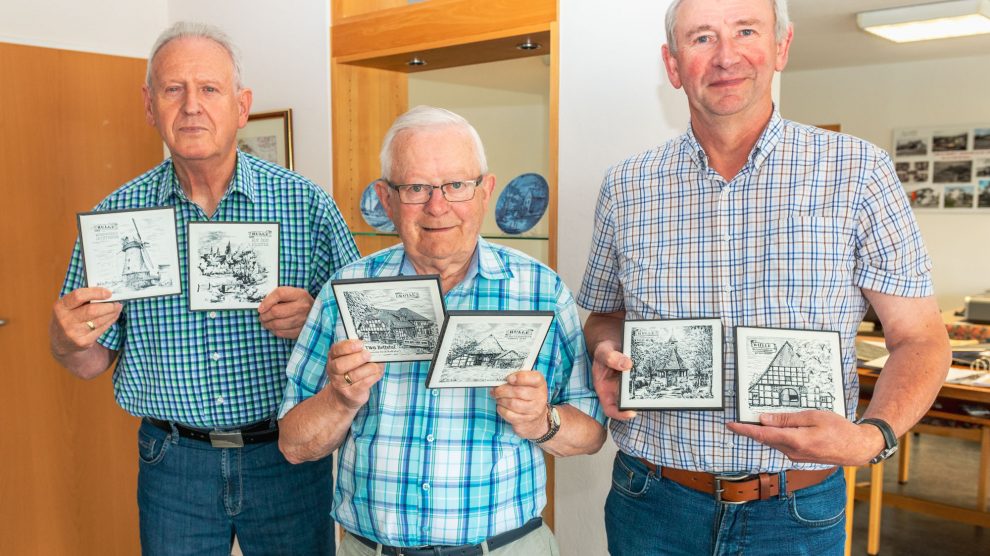 Josef Torbecke, Bernhard Langemeyer und Reinhard Büter (von links) mit sechs Exemplaren der Kacheln, die das Heimatarchiv an Interessierte verschenkt. Foto: André Thöle / Gemeinde Wallenhorst