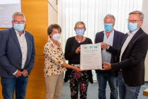 Freuen sich über die Auszeichnung der BAGSO: Ausschussvorsitzender Norbert Hörnschemeyer, Monika Ehret, Kornelia Böert, Heiner Steffens und Bürgermeister Otto Steinkamp (von links). Foto: André Thöle / Gemeinde Wallenhorst