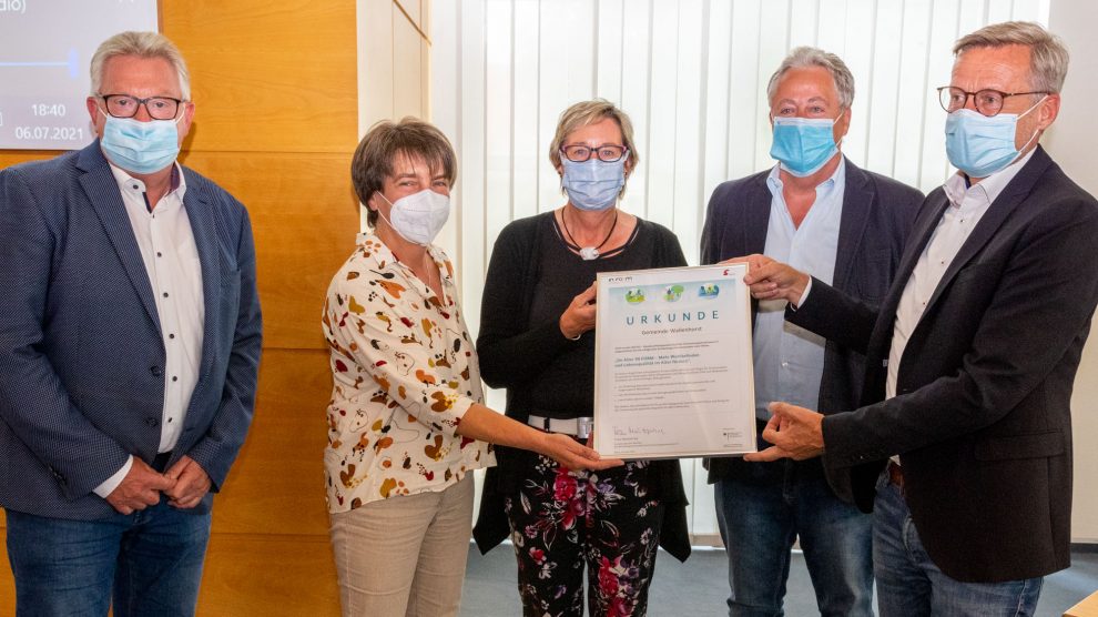 Freuen sich über die Auszeichnung der BAGSO: Ausschussvorsitzender Norbert Hörnschemeyer, Monika Ehret, Kornelia Böert, Heiner Steffens und Bürgermeister Otto Steinkamp (von links). Foto: André Thöle / Gemeinde Wallenhorst