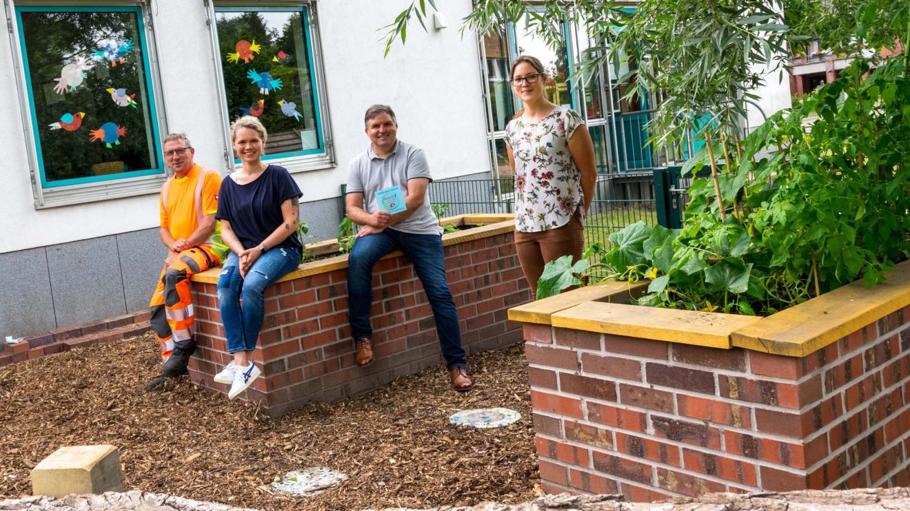 Josef Nölker (Baubetriebshof), Anne Frey, André Schwegmann (Förderverein) und Isabella Draber (von links) im fertiggestellten Schulgarten. Foto: André Thöle / Gemeinde Wallenhorst