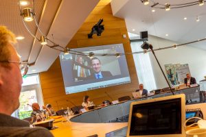 Stawigudas Bürgermeister Michał Kontraktowicz berichtet in der Sitzung des Ausschusses für Bürgerservice und Soziales per Videokonferenz aus Wallenhorsts polnischer Partnergemeinde. Foto: André Thöle / Gemeinde Wallenhorst