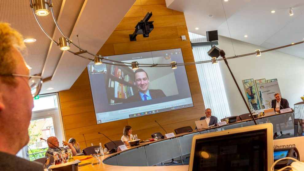 Stawigudas Bürgermeister Michał Kontraktowicz berichtet in der Sitzung des Ausschusses für Bürgerservice und Soziales per Videokonferenz aus Wallenhorsts polnischer Partnergemeinde. Foto: André Thöle / Gemeinde Wallenhorst