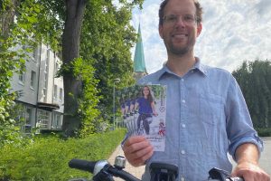 Wallenhorsts Klimaschutzmanager Stefan Sprenger lädt zum Stadtradeln ein. Ein Flyer, der an alle Haushalte verteilt wird und in einigen Geschäften ausliegt, informiert über die Details der Aktion. Foto: Gemeinde Wallenhorst