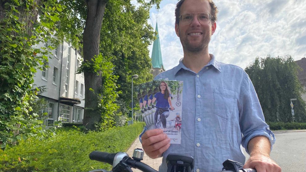 Wallenhorsts Klimaschutzmanager Stefan Sprenger lädt zum Stadtradeln ein. Ein Flyer, der an alle Haushalte verteilt wird und in einigen Geschäften ausliegt, informiert über die Details der Aktion. Foto: Gemeinde Wallenhorst