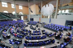 Einblick in den Plenarsaal des Bundestages. Foto: simonschmid614 / Pixabay