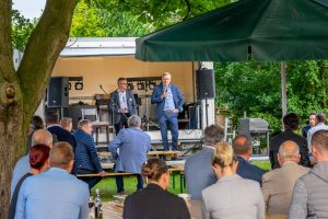 Hans-Jürgen Klumpe und Bürgermeister Otto Steinkamp begrüßen die Gäste des Unternehmensfrühstücks im Biergarten am Hotel Lingemann. Foto: Gemeinde Wallenhorst