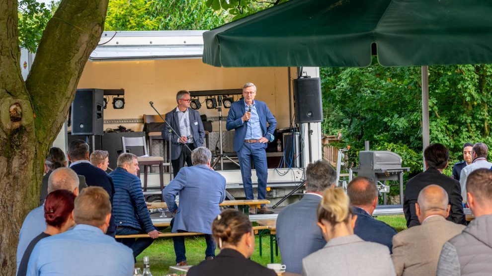 Hans-Jürgen Klumpe und Bürgermeister Otto Steinkamp begrüßen die Gäste des Unternehmensfrühstücks im Biergarten am Hotel Lingemann. Foto: Gemeinde Wallenhorst