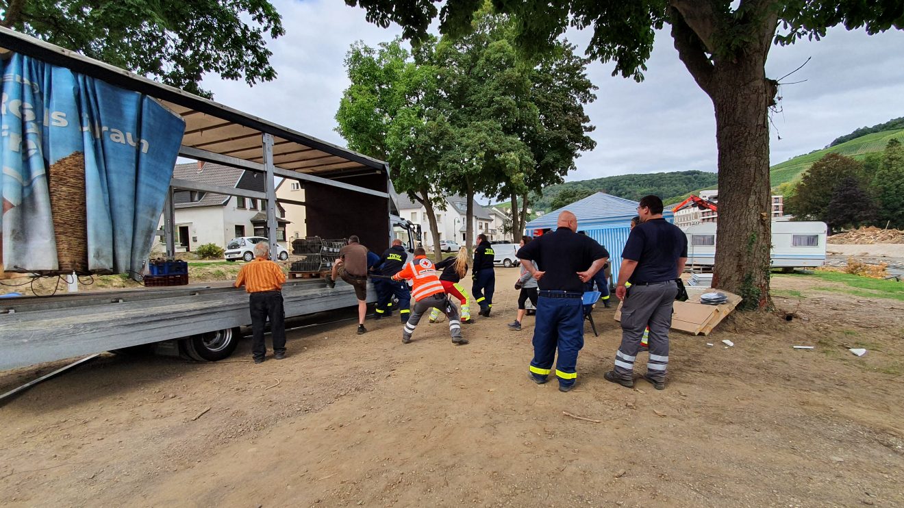 Unterstützung beim Entladen eines LKWs. Die Kooperation zwischen den Hilfsorganisationen funktioniert sehr gut. Foto: DRK Wittlage
