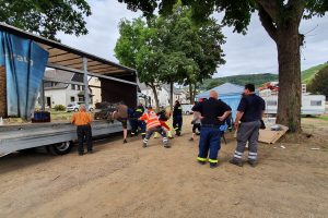 Unterstützung beim Entladen eines LKWs. Die Kooperation zwischen den Hilfsorganisationen funktioniert sehr gut. Foto: DRK Wittlage