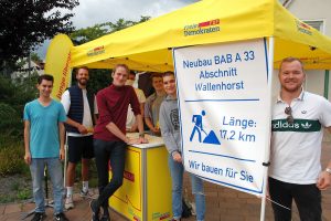 Um vom Nutzen des Lückenschlusses der A33-Nord zwischen Icker und Rulle zu überzeugen, haben sich die Jungen Liberalen (JuLis) am letzten Freitag auf dem zentralen Dorfplatz in Rulle zusammengefunden. Foto: Andreas Wenk