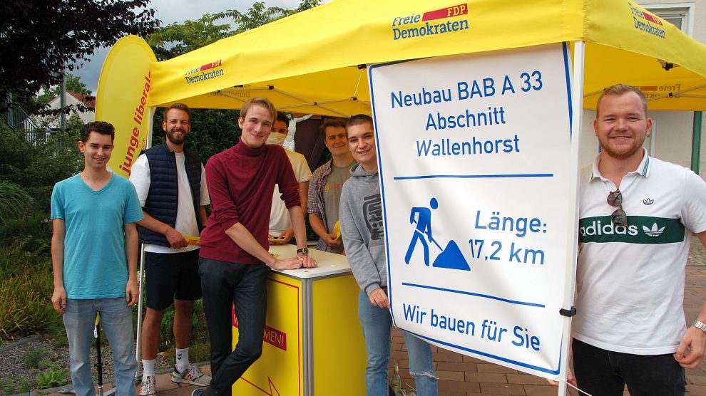 Um vom Nutzen des Lückenschlusses der A33-Nord zwischen Icker und Rulle zu überzeugen, haben sich die Jungen Liberalen (JuLis) am letzten Freitag auf dem zentralen Dorfplatz in Rulle zusammengefunden. Foto: Andreas Wenk