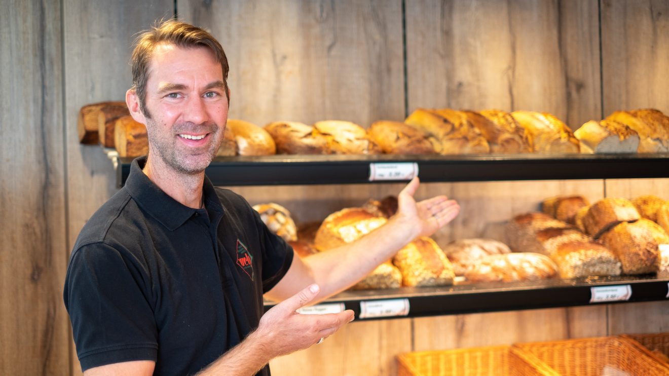 Wochenmarkt24 bringt lokales Lebensmittelhandwerk direkt mit den Kunden zusammen: Das Sortiment umfasst über 700 Produkte von derzeit 19 Erzeugern. Beinahe täglich kommen neue Produkte hinzu. Hier im Bild Rainer Welp der Bäckerei Welp aus Haste. Foto: Wochenmarkt24.de