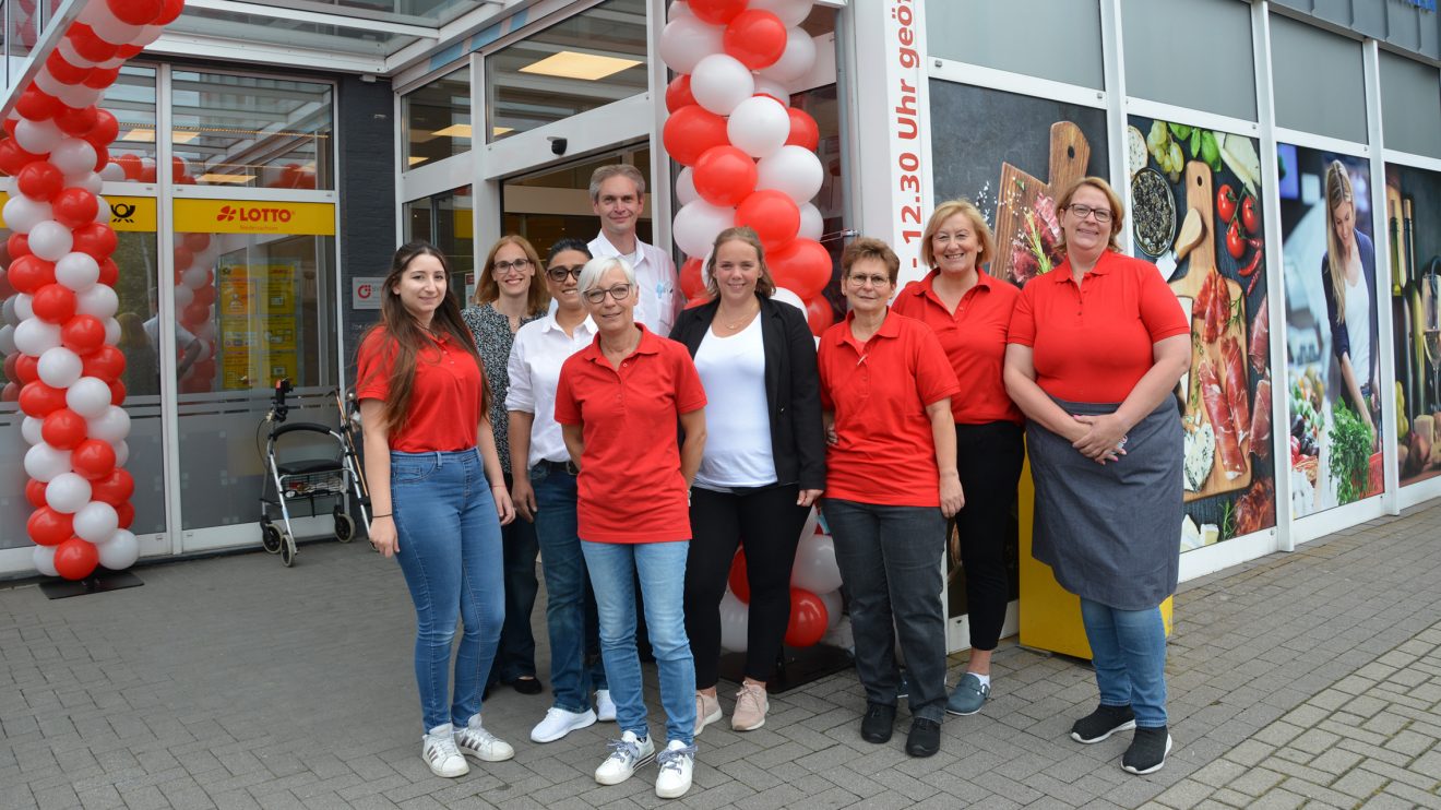 Rainer Höne (M.) ist der neue Betreiber des Markant-Markts in Wallenhorst-Rulle und freut sich, alle Kunden mit seinem Team zum neuen Sortiment zu beraten. Foto: Bünting Unternehmensgruppe