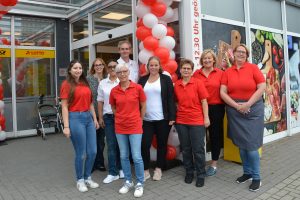 Rainer Höne (M.) ist der neue Betreiber des Markant-Markts in Wallenhorst-Rulle und freut sich, alle Kunden mit seinem Team zum neuen Sortiment zu beraten. Foto: Bünting Unternehmensgruppe