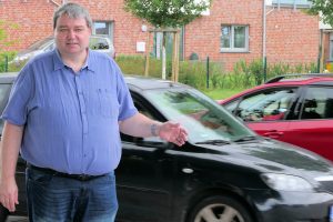 Holger Pellmann vor der viel befahrenen „Großen Straße“ im Zentrum von Wallenhorst. Foto: CDU Wallenhorst