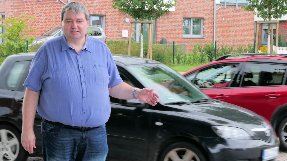 Holger Pellmann vor der viel befahrenen „Großen Straße“ im Zentrum von Wallenhorst. Foto: CDU Wallenhorst