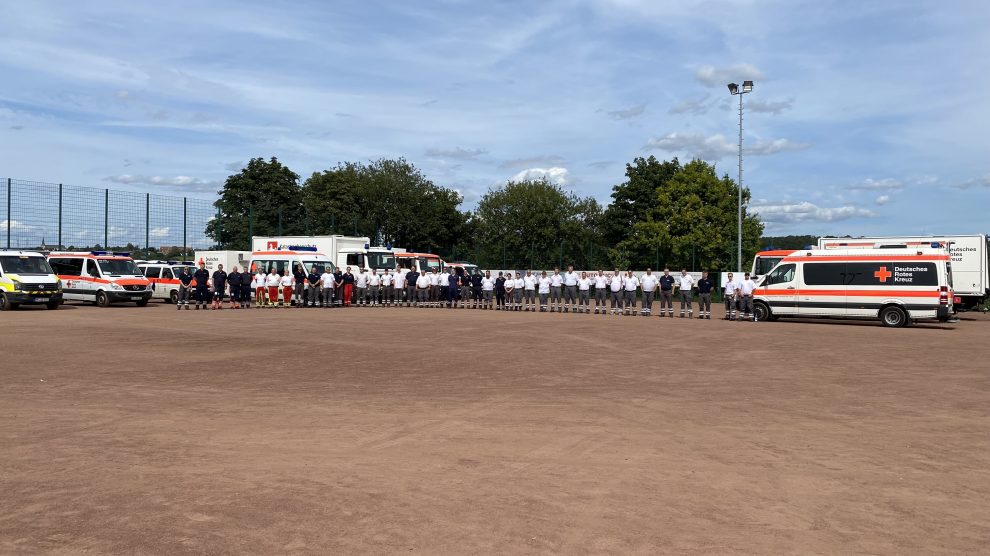 Hilfskräfte aus dem Landkreis Osnabrück im Hochwassergebiet: Mit 46 Fachkräften und 18 Fahrzeugen übernehmen Deutsches Rotes Kreuz und Malteser der Osnabrücker Kreisverbände noch bis zum 19. August die sanitätstechnische Versorgung der Bevölkerung in den verwüsteten Ortschaften zwischen Ahrweiler und Schuld. Foto: Landkreis Osnabrück/Benedikt C. Guss