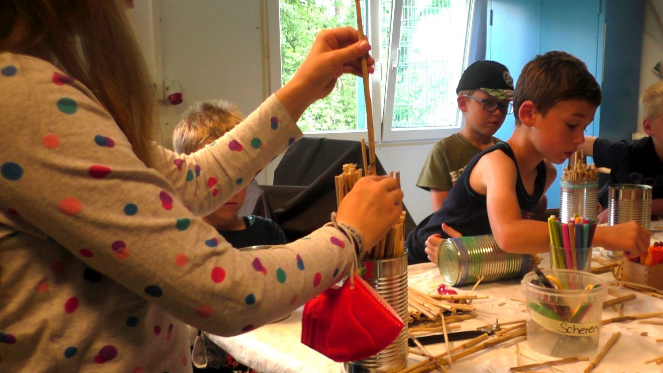 Ferienspaßaktion „Bau einer Wildbienennisthilfe aus einfachen Materialien“. Foto: Gemeinde Wallenhorst