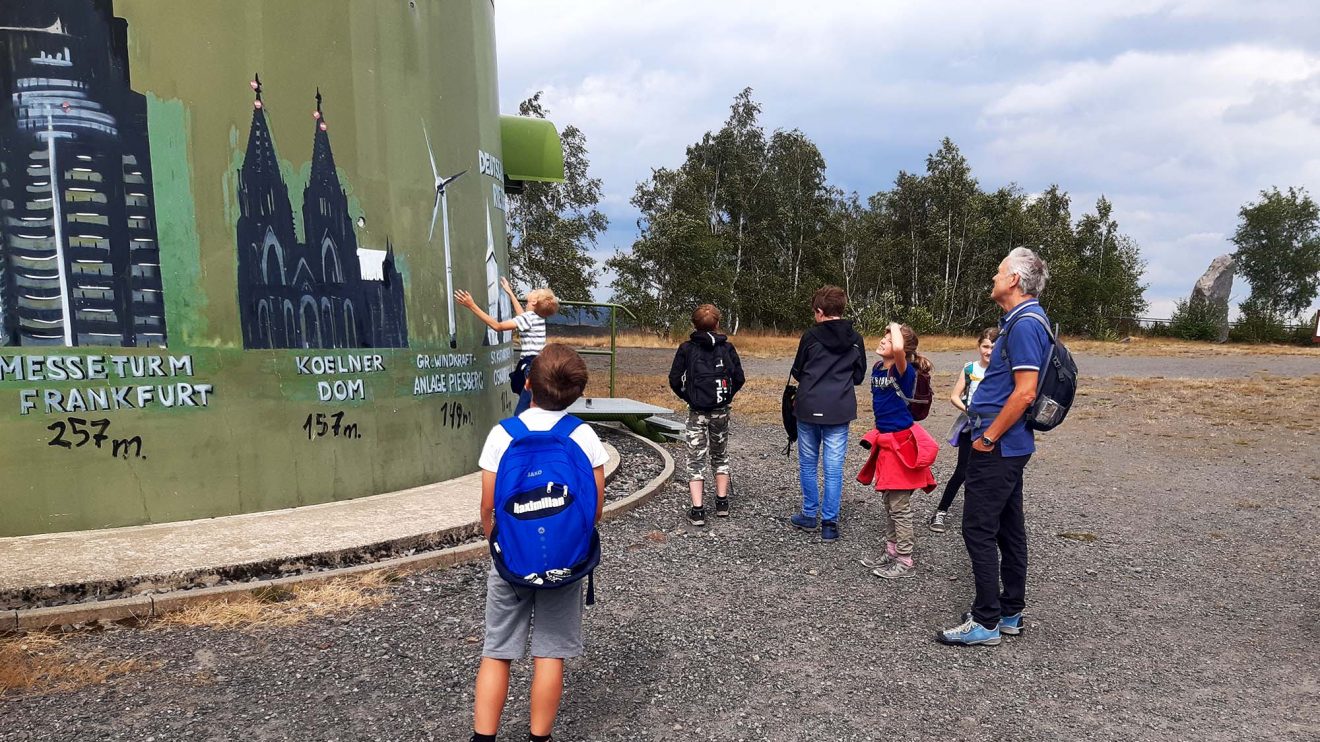 Ferienspaßaktion „Besichtigung der Windkraftanlagen auf dem Piesberg“. Foto: Gemeinde Wallenhorst