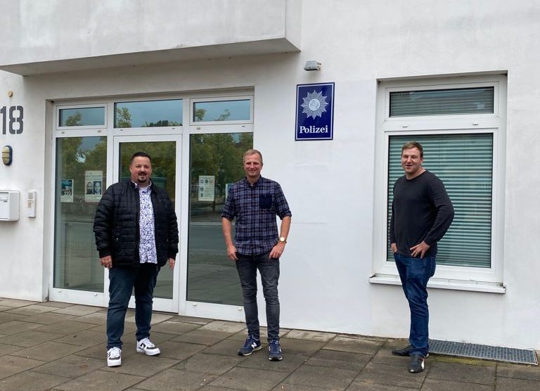 Patrick Bäune, Dirk Hildebrandt und Dominik Küttner von der CDU Wallenhorst vor der örtlichen Polizeiwache. Foto: Charlotte Garkalne