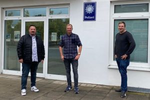 Patrick Bäune, Dirk Hildebrandt und Dominik Küttner von der CDU Wallenhorst vor der örtlichen Polizeiwache. Foto: Charlotte Garkalne