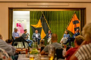 Diskutieren fair aber kontrovers (von links): Dr. Mathias Middelberg (CDU), Nemir Ali (FDP), Manuel Gava (SPD), Moderator Ulrich Waschki, Heidi Reichinnek (Die Linke) und Thomas Klein (Bündnis 90/Die Grünen). Foto: André Thöle