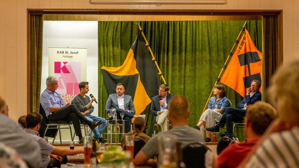 Diskutieren fair aber kontrovers (von links): Dr. Mathias Middelberg (CDU), Nemir Ali (FDP), Manuel Gava (SPD), Moderator Ulrich Waschki, Heidi Reichinnek (Die Linke) und Thomas Klein (Bündnis 90/Die Grünen). Foto: André Thöle