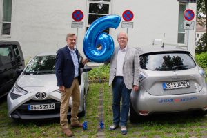 Über den 6. Carsharing-Geburtstag in Wallenhorst freuen sich (v.l.) Wallenhorsts Bürgermeister Otto Steinkamp und Stadtteilauto-Geschäftsführer Werner Linnenbrink. Foto: Stadtwerke Osnabrück / Giang To