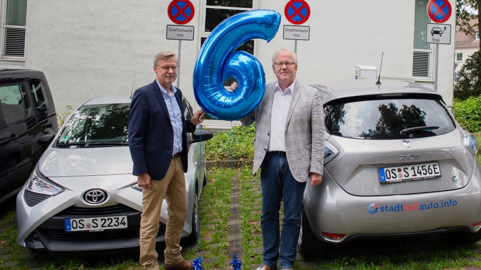 Über den 6. Carsharing-Geburtstag in Wallenhorst freuen sich (v.l.) Wallenhorsts Bürgermeister Otto Steinkamp und Stadtteilauto-Geschäftsführer Werner Linnenbrink. Foto: Stadtwerke Osnabrück / Giang To