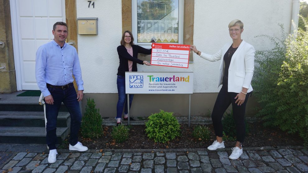 Abteilungsvorsitzender Rainer Brune (l.) und Ehrenamtsmanagerin Jennifer Juber (r.) übergeben den Spendenscheck an Trauerland-Leiterin Marion Gövert. Foto: Marcella Marques