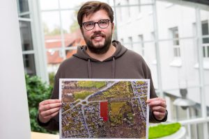 Elf Baugrundstücke vergibt die Gemeinde Wallenhorst in Nachbarschaft zum Bürgerpark, wie Martin Wendland vom Fachbereich Planen Bauen Umwelt hier zeigt. Foto: Gemeinde Wallenhorst