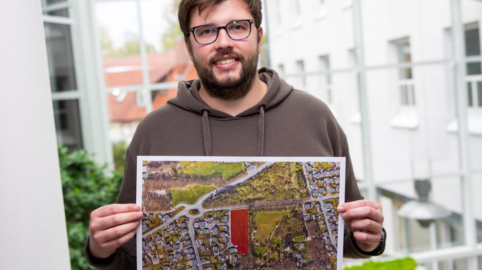 Elf Baugrundstücke vergibt die Gemeinde Wallenhorst in Nachbarschaft zum Bürgerpark, wie Martin Wendland vom Fachbereich Planen Bauen Umwelt hier zeigt. Foto: Gemeinde Wallenhorst