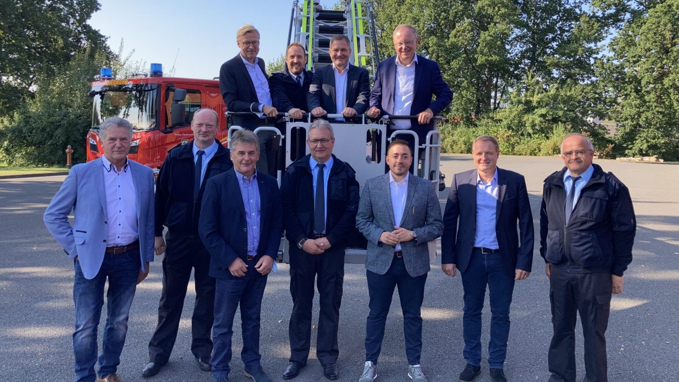 Die Kameraden der Freiwilligen Feuerwehr freuten sich mit den Vertretern aus Kommunal- und Landespolitik über den Besuch aus Hannover. Foto: Hendrik Chmiel / Büro Guido Pott