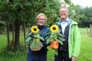 Zum 35-jährigen Bestehen des Ortsverbandes von Bündnis 90 / Die Grünen in Wallenhorst gratulieren Ellen Akkermann und Thomas Klein. Foto: Lilian-Ruth Sasse