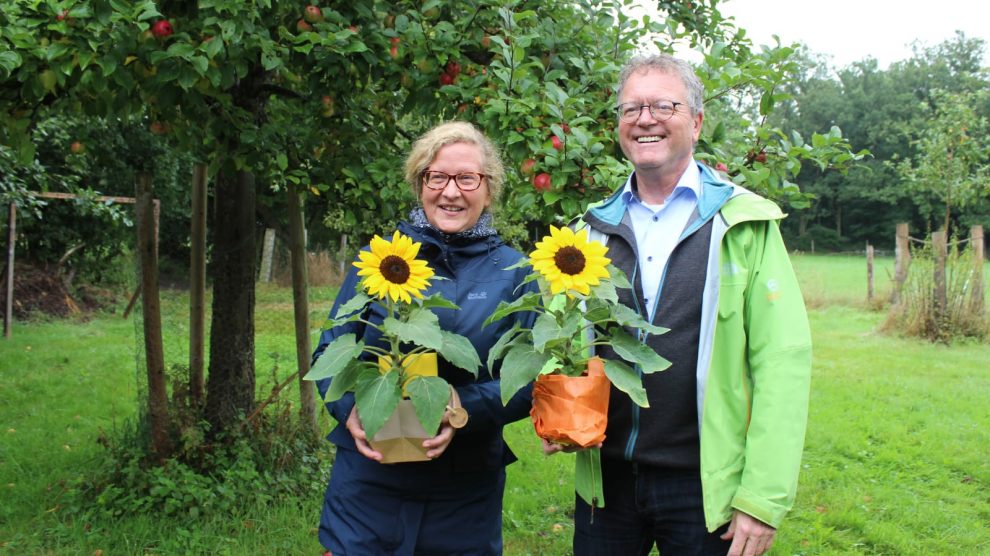 Zum 35-jährigen Bestehen des Ortsverbandes von Bündnis 90 / Die Grünen in Wallenhorst gratulieren Ellen Akkermann und Thomas Klein. Foto: Lilian-Ruth Sasse