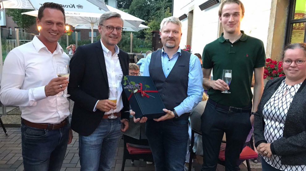 Otto Steinkamp (2. von links) erhält Glückwünsche von der Wallenhorster FDP zur Wiederwahl als Bürgermeister von Wallenhorst. Foto: Markus Steinkamp