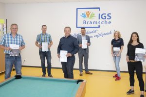 Besiegelten die neue Partnerschaft zwischen dem Unternehmen EAB Elektrotechnik GmbH aus Wallenhorst und der IGS Bram-sche (von links): Schulleiter Thomas Behning, Robert Ritter, Beauftragter für die Berufsorientierung an der IGS, EAB-Geschäftsführer Dirk Meynert, MaßArbeit-Vorstand Lars Hell-mers, EAB-Personalerin Veronika Lauxtermann und Katja Biele-feld von der Servicestelle Schule-Wirtschaft der MaßArbeit. Foto: MaßArbeit / Hermann Pentermann