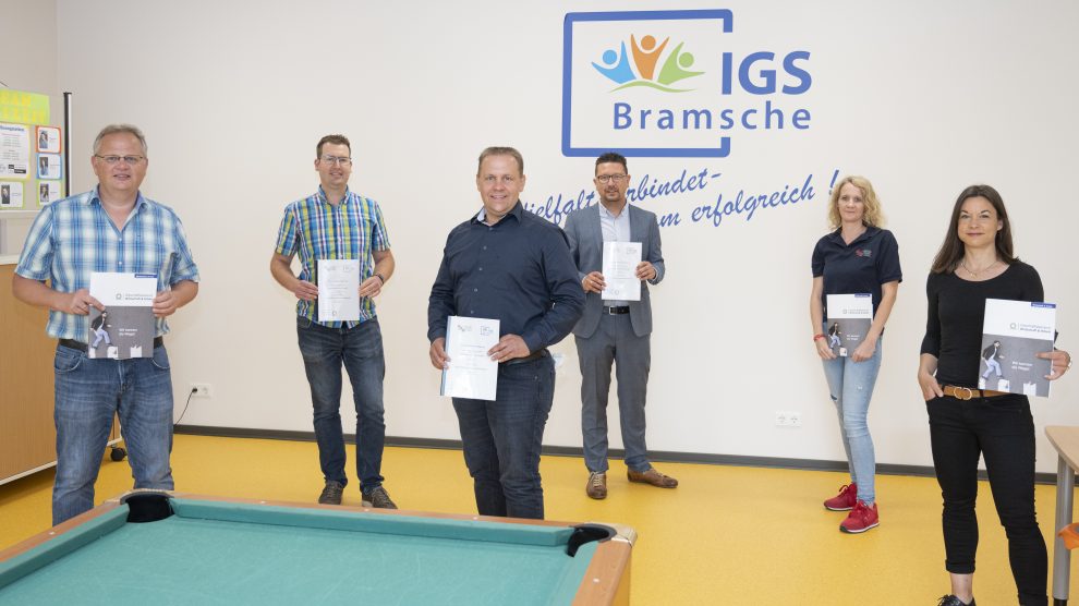 Besiegelten die neue Partnerschaft zwischen dem Unternehmen EAB Elektrotechnik GmbH aus Wallenhorst und der IGS Bram-sche (von links): Schulleiter Thomas Behning, Robert Ritter, Beauftragter für die Berufsorientierung an der IGS, EAB-Geschäftsführer Dirk Meynert, MaßArbeit-Vorstand Lars Hell-mers, EAB-Personalerin Veronika Lauxtermann und Katja Biele-feld von der Servicestelle Schule-Wirtschaft der MaßArbeit. Foto: MaßArbeit / Hermann Pentermann