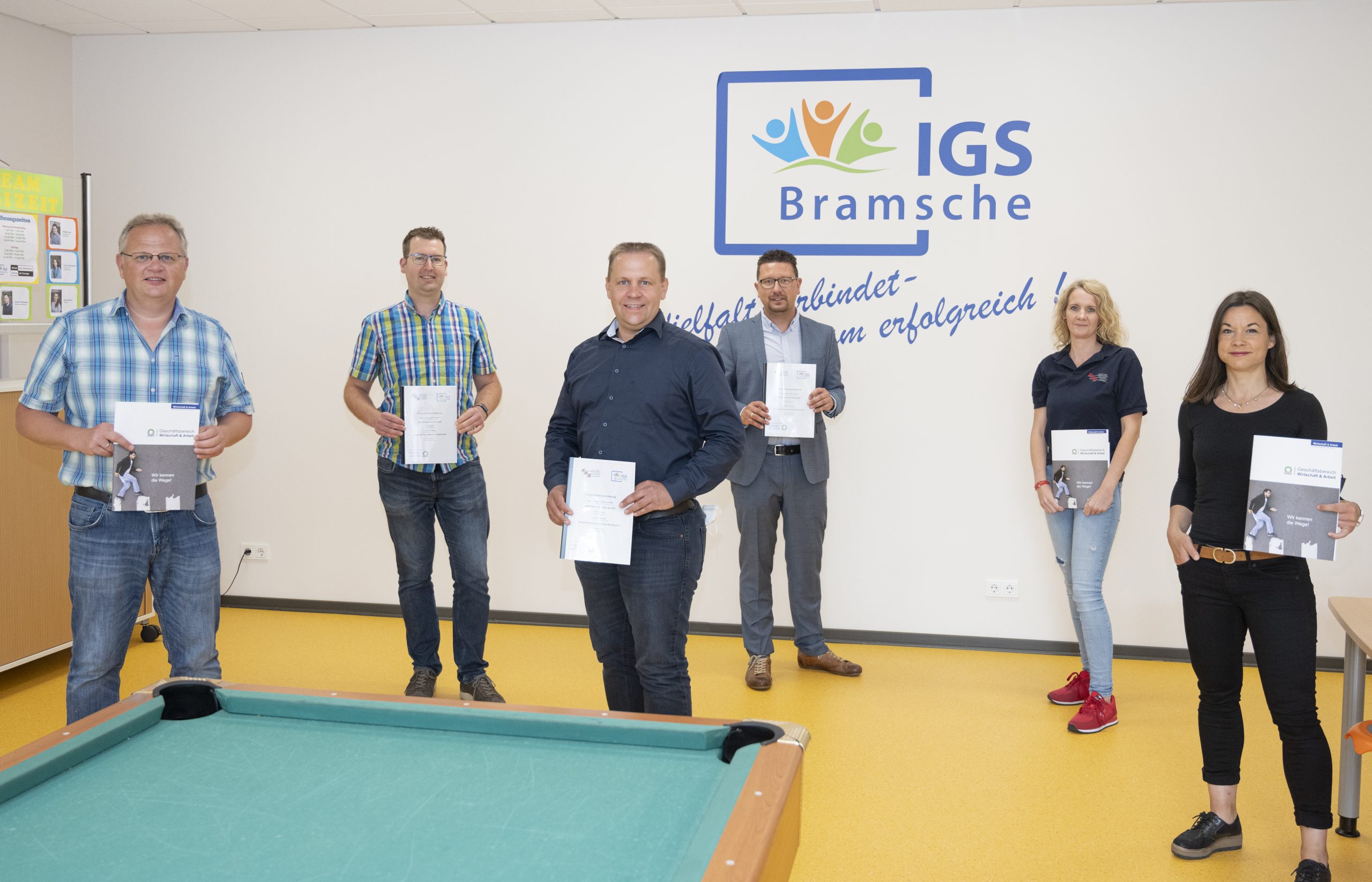 Besiegelten die neue Partnerschaft zwischen dem Unternehmen EAB Elektrotechnik GmbH aus Wallenhorst und der IGS Bram-sche (von links): Schulleiter Thomas Behning, Robert Ritter, Beauftragter für die Berufsorientierung an der IGS, EAB-Geschäftsführer Dirk Meynert, MaßArbeit-Vorstand Lars Hell-mers, EAB-Personalerin Veronika Lauxtermann und Katja Biele-feld von der Servicestelle Schule-Wirtschaft der MaßArbeit. Foto: MaßArbeit / Hermann Pentermann
