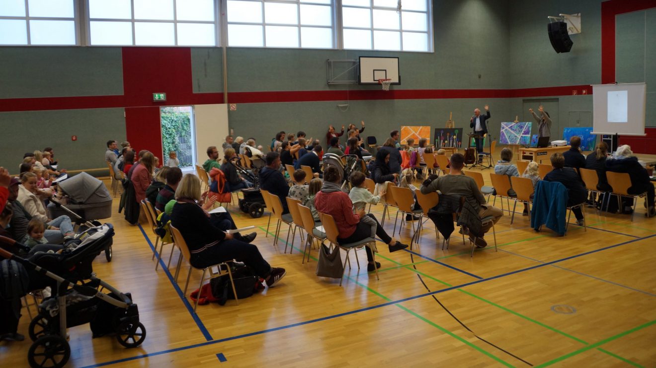 Gut besucht war die Sporthalle der Realschule Wallenhorst bei der amerikanischen Versteigerung, die die Andreas-Kindertagesstätte als Spendenaktion für die Hochwasserhilfe in NRW organisiert hatte. Foto: Andreas-Kita / Jutta Stein