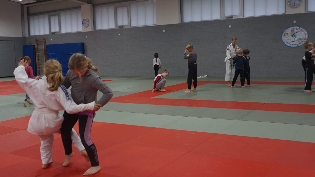 Eindrücke von den ersten Trainings der Anfängerkurse. Foto: Blau Weiss Hollage