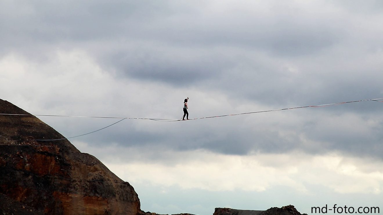 Auf dünnen Slacklines über den Steinbruch am Piesberg. Foto: Marc Dallmöller / md-foto.com