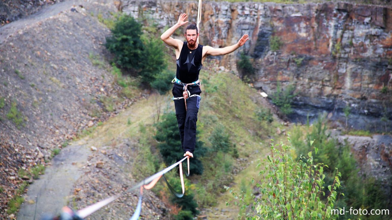 Auf dünnen Slacklines über den Steinbruch am Piesberg. Foto: Marc Dallmöller / md-foto.com